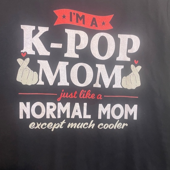NWT Women I'm a K-Pop Mom Just Like A Normal Mom Kpop Merch T-Shirt Black Medium - Picture 2 of 6